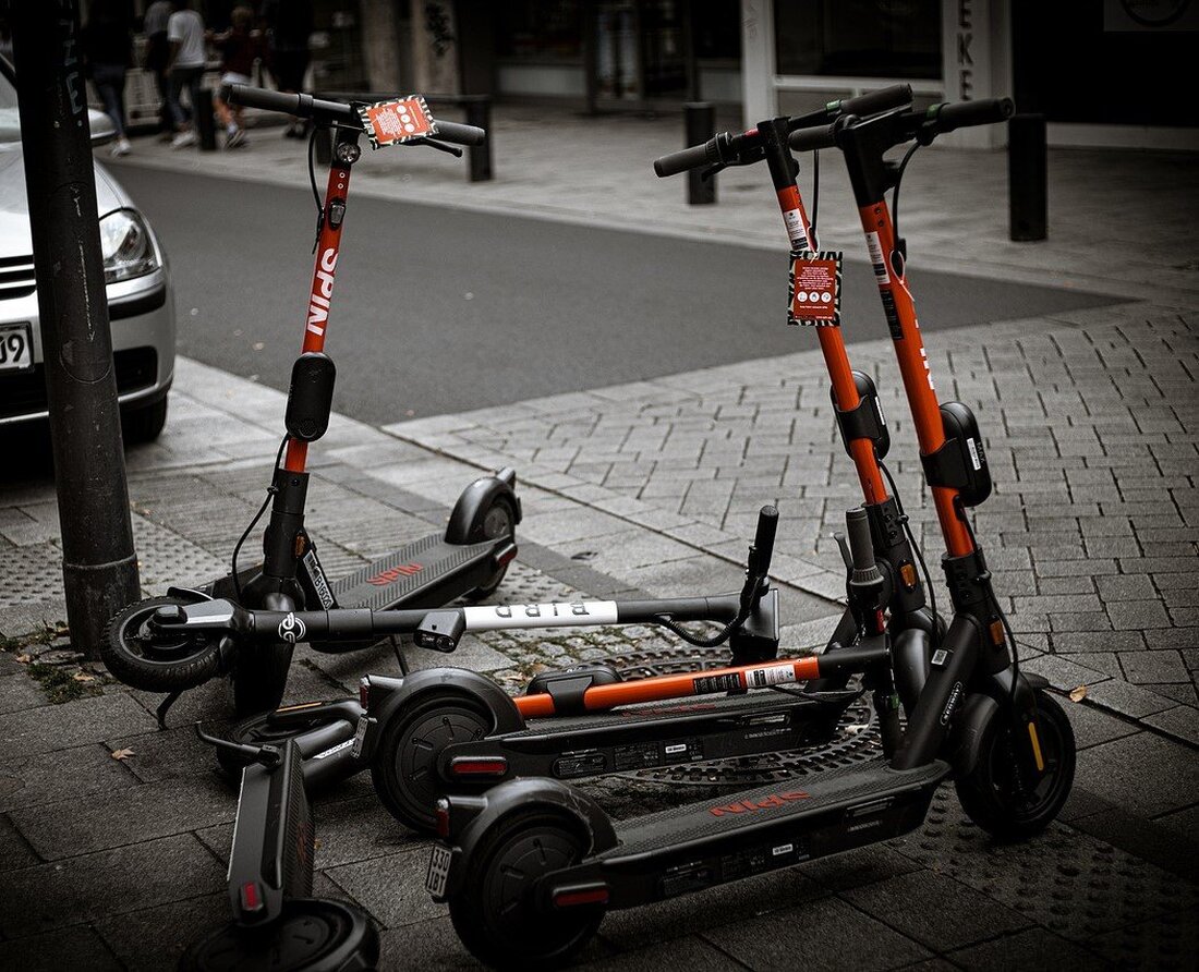 Teublitz. Am Montagmorgen kam es zu einem Verkehrsunfall mit zwei leicht verletzten Personen und einem Sachschaden von ca. 10.000 Euro. Burglengenfeld. Ein E-Scooter-Fahrer wurde wegen fehlender Versicherung angezeigt.