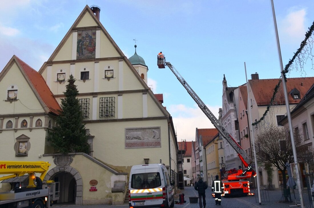 Weiden. Nach der Sanierung des Dachstuhles und der Fassade im letzten Jahr muss 2019 nun noch der Sockelbereich des „Alten Rathauses“ saniert werden. Auf Grund von Feuchtigkeits- und Tausalzeinwirkung ist [&hellip;]