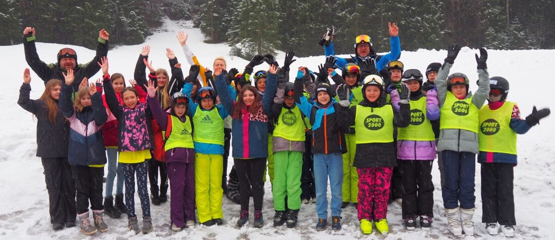 Spitzingsee. Die 5. Klasse der Fichtelnaabtal-Mittelschule Ebnath-Neusorg genoss eine unfallfreie Wintersportwoche mit Skifahren, Eislaufen und mehr. Zum neunten Mal fand die Fahrt statt, inklusive nachhaltigem Transport und Aktivitäten für alle.