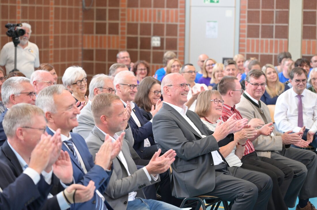 Amberg. Eduard Freisinger verabschiedet sich nach 26 Jahren als Vorstandsvorsitzender der Lebenshilfe Amberg-Sulzbach. Er wurde für seine Verdienste um Inklusion und Teilhabe gefeiert und zum Ehrenmitglied ernannt.
