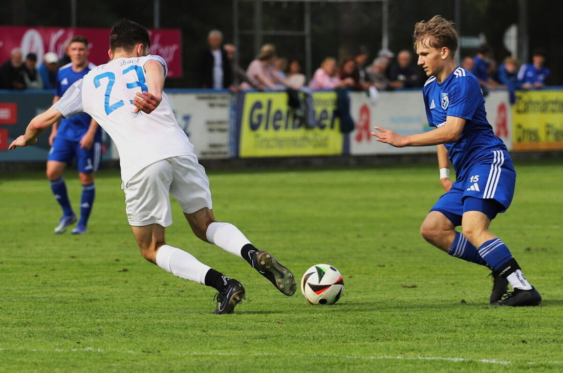 Etzenricht. Effektiv statt verspielt: Der SV Etzenricht gewinnt das Derby der Bezirksliga Nord gegen die SpVgg Weiden II mit zwei zu null, obwohl die Gäste mehr Ballbesitz hatten. Schreml und Griesbeck treffen vor 230 Zuschauern.