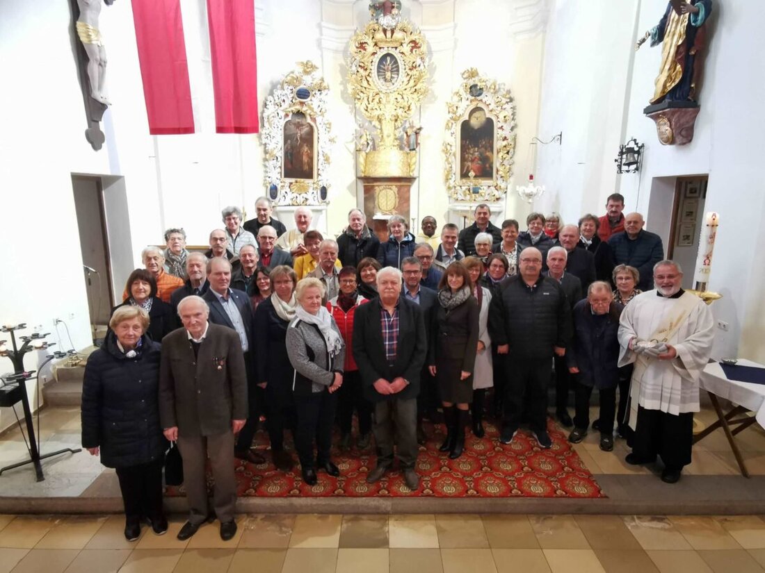 Eslarn. 21 Ehejubilare erneuerten ihren Bund in der Pfarrkirche "Mariä Himmelfahrt" mit Segen, umgeben von Musik und Gemeinschaft. Sie feierten Ehejahre von 30 bis 69, mit besonderem Gruß an Paare mit goldenem, platinem und diamantenem Jubiläum.
