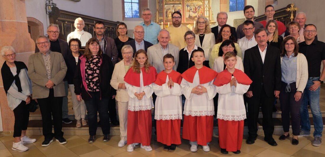 Eschenbach. Bei einem Dankgottesdienst in St. Laurentius feierten 12 Paare zwischen 10 und 60 Ehejahren ihr Jubiläum. Pfarrer Johannes Bosco verglich das Leben mit dem Spiel "Mensch ärgere dich nicht" und betonte die Wichtigkeit gegenseitiger Liebe.