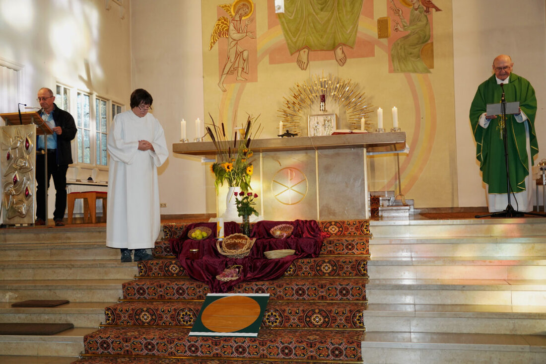 Weiden. 15 Ehepaare feierten in der Pfarrkirche St. Johannes ihr Ehejubiläum, begleitet von einem festlichen Gottesdienst und Abendessen. Symbolische Erntegaben symbolisierten den gemeinsamen Lebensweg der Paare.