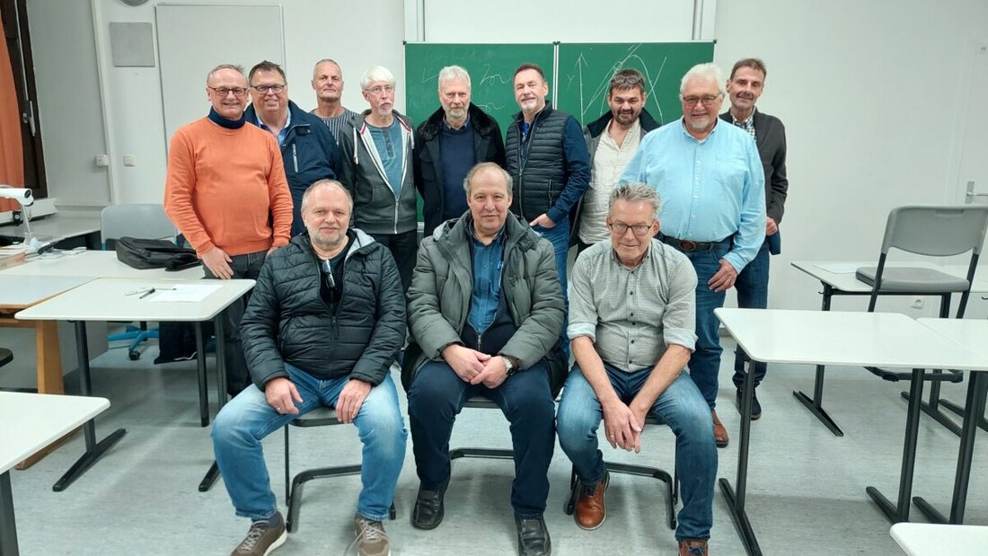 Weiden. Nach 45 Jahren fanden sich 13 ehemalige Realschüler in ihrem alten Klassenzimmer wieder, weckten Erinnerungen und lösten alte Prüfungen. Das Treffen endete mit einem gemeinsamen Essen in der Innenstadt, und die Treffen sollen nun alle 2,5 Jahre stattfinden.