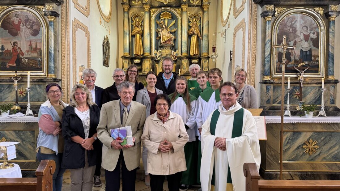 Oberlind. Seit 40 Jahren hält Helmut Braun als Mesner der Filialkirche die Fäden im Hintergrund, unterstützt von Ehefrau Margarete. Beim Gottesdienst würdigten Pfarrgemeinde und Seelsorger das unermüdliche Dreamteam.