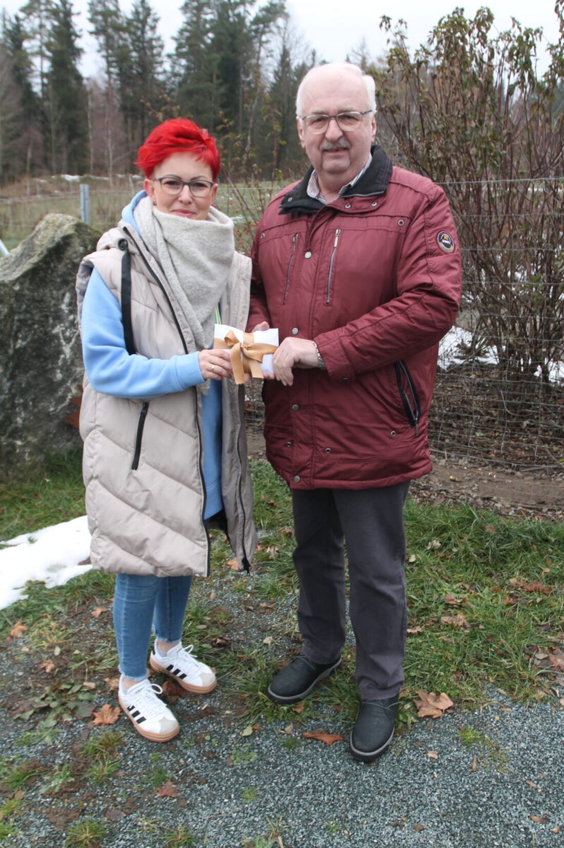 Waldkirch. Michaela und Anton Plödt spenden 600 Euro an die Kinderkrebshilfe Oberpfalz Nord; am Dienstag, 2. Dezember, sagt Herbert Putzer Vergelt’s Gott. Der Verein hilft 106 Familien und gab in diesem Jahr 300.000 Euro weiter.