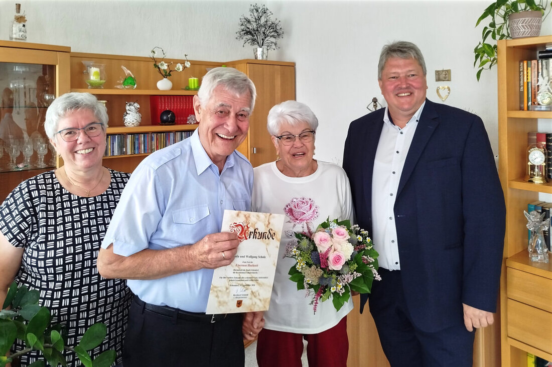 Erbendorf. Wolfgang und Ursula Scholz feiern Eiserne Hochzeit: Seit 65 Jahren sind sie verheiratet. Bürgermeister Bernhard Schmidt gratulierte dem Jubelpaar, überbrachte die Grüße der Stadt und wünschte vor allem Gesundheit.