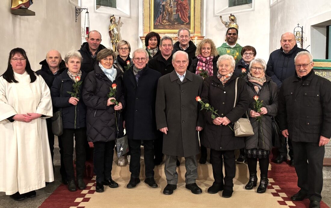 Flossenbürg. Acht Paare feierten am 15. Februar 2025 ihre Ehejubiläen in der Pfarrei St. Pankratius mit einem Gottesdienst und Empfang. Das Motto "Spuren im Sand" symbolisierte die gemeinsam zurückgelegten Lebenswege der Paare.