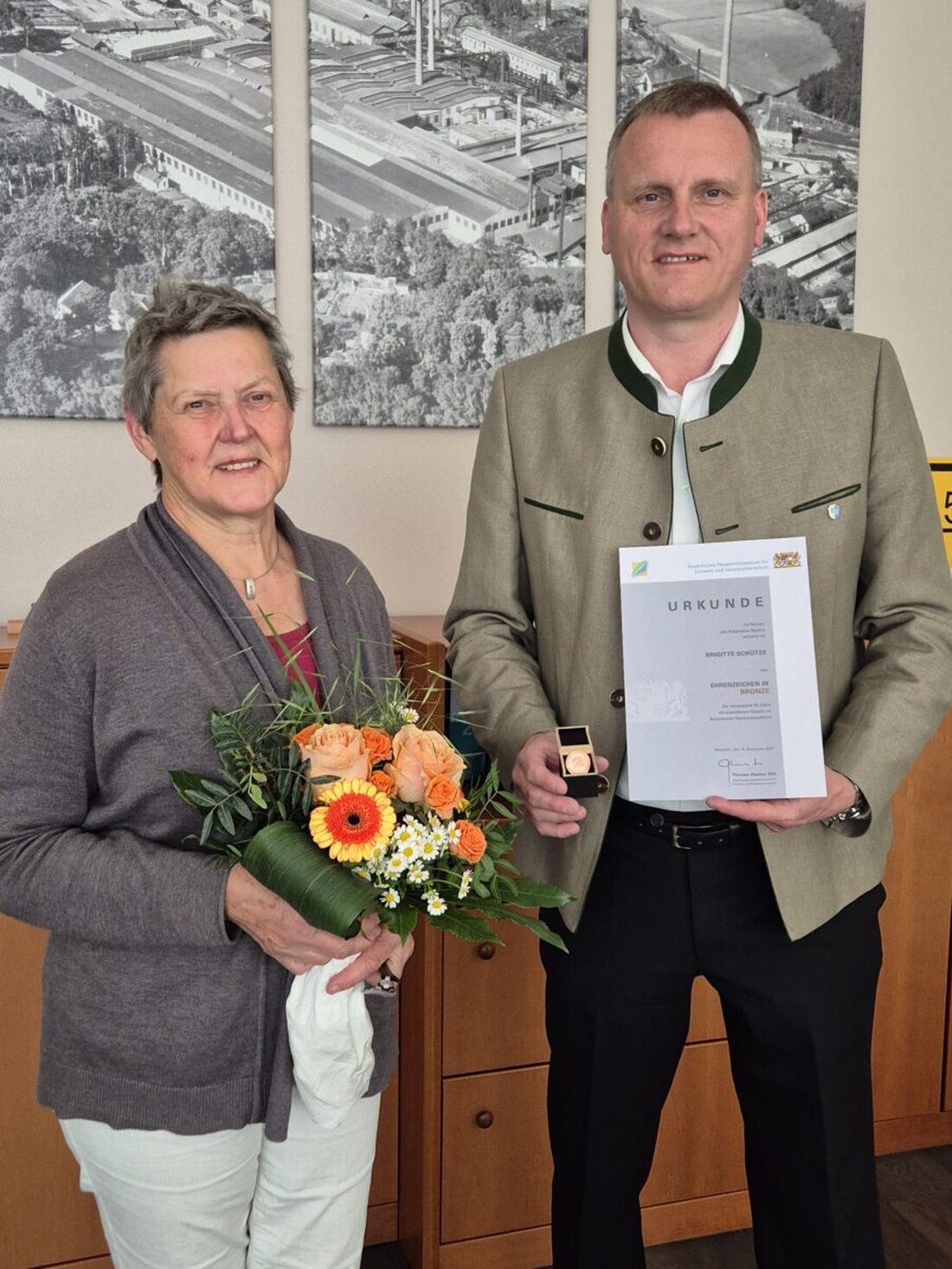 Maxhütte-Haidhof. Brigitte Schütze wurde für ihre langjährige ehrenamtliche Arbeit als Fledermausbetreuerin geehrt. Sie betreut Fledermauskästen und organisiert Lehrveranstaltungen zur Artenschutz.