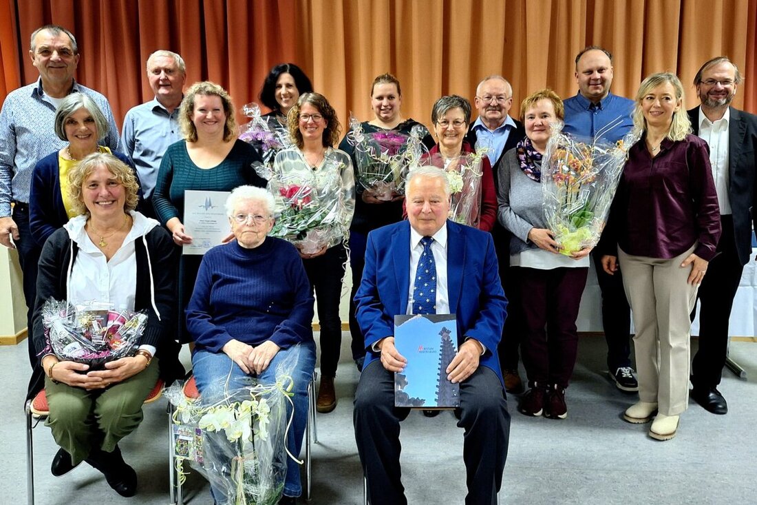 Schirmitz. Beim Pfarrfamilienabend mit Bechtsrieth standen die Ehrenamtlichen im Mittelpunkt. Nach Gottesdienst und Chormusik wurden langjährige Dienste geehrt, etwa 50 Jahre Mesner und 75 Jahre Chorgesang.