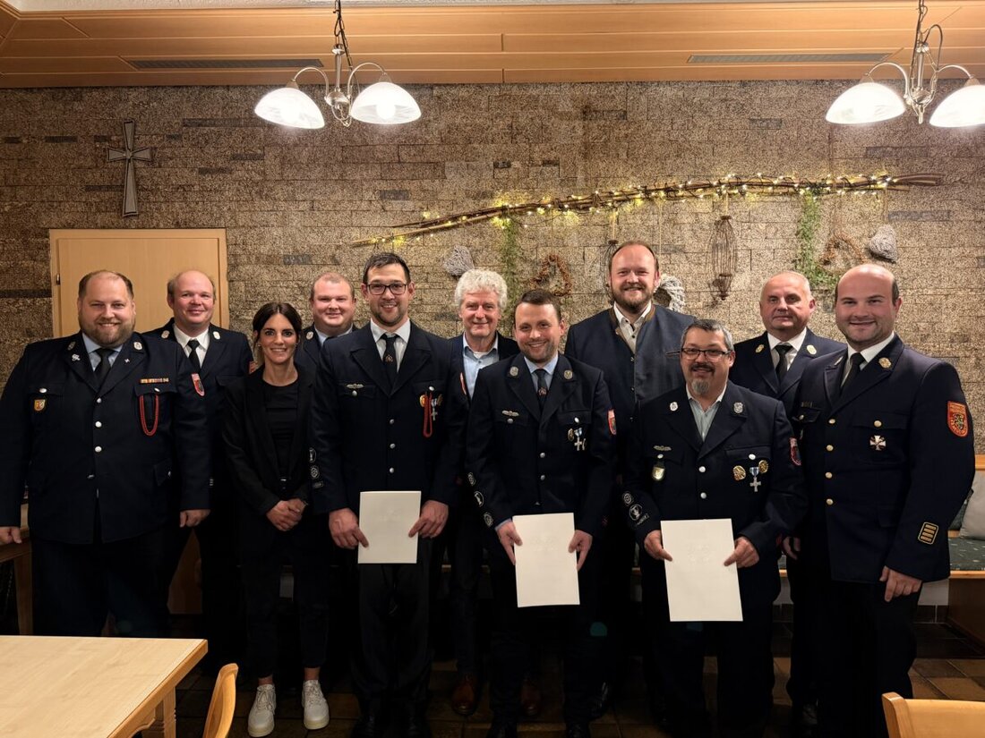 Floß. Am 17. November 2025 ehrte die Feuerwehr Floß drei Mitglieder für 25 Jahre aktiven Dienst im Gasthaus Weißes Rössl. Landrat Andreas Meier und Bürgermeister Robert Lindner würdigten Engagement und Ausbildung der Wehr.