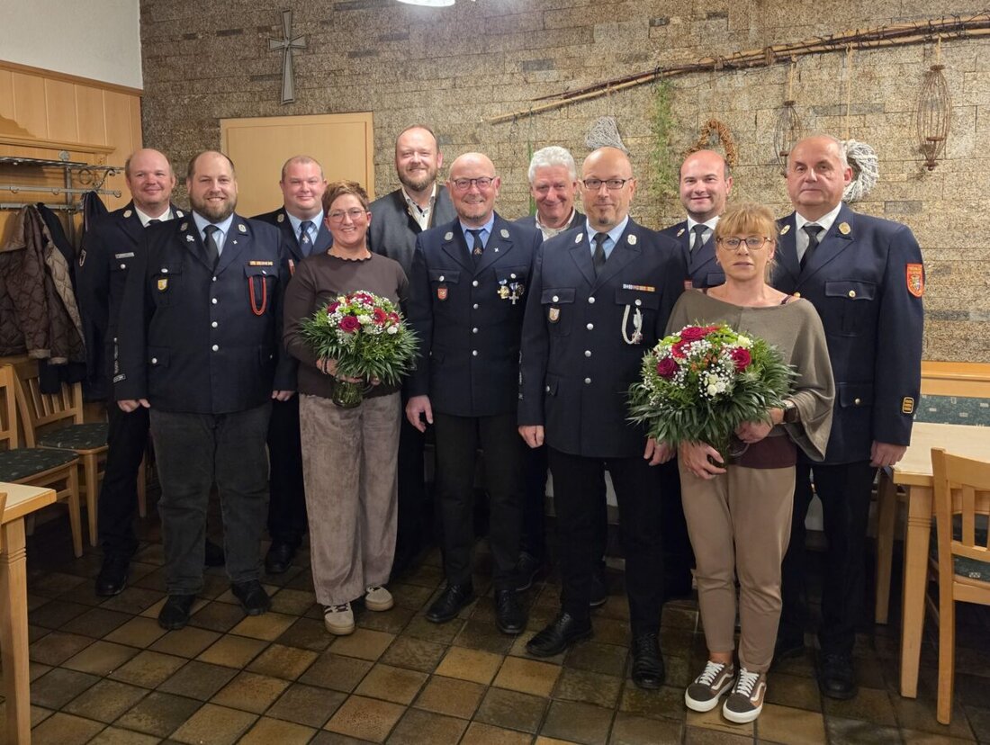 Floß. 40 Jahre aktiver Feuerwehrdienst und zwölf Jahre Verantwortung als stellvertretender Kommandant: Beim Ehrenabend der Freiwilligen Feuerwehr Floß am 14. Oktober standen mit Stefan Kreiner und Harald Träger zwei langjährig engagierte Feuerwehrmänner im Mittelpunkt. Im "Weißen Rössl" würdigten Feuerwehr, Markt und Landkreis ihren Einsatz.