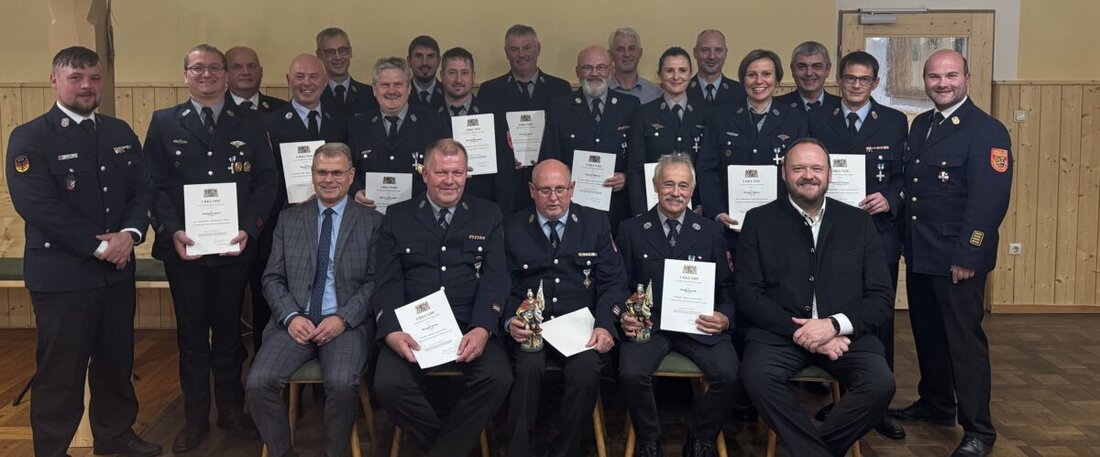 Windischeschenbach. Beim Ehrenabend ehrten Stadt und Landkreis langjährige Feuerwehrleute aus Windischeschenbach, Neuhaus und Dietersdorf mit Ehrenzeichen für 25, 40 und 50 Jahre Dienst.