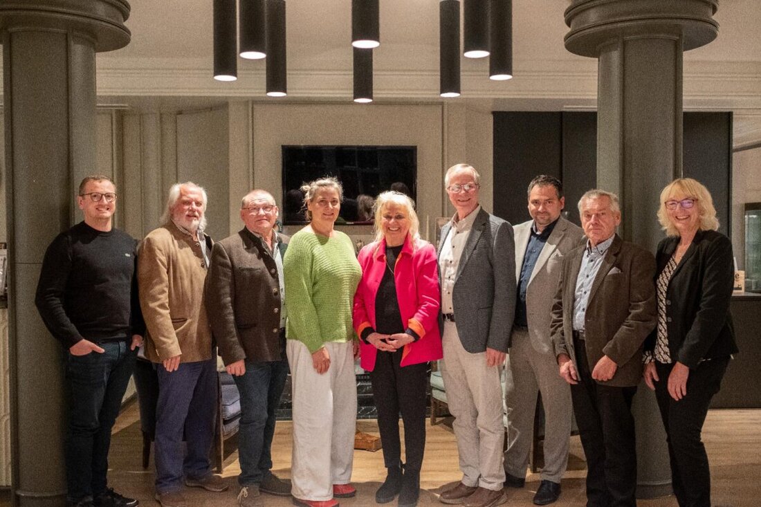 Luhe-Wildenau. Bei einem Ehrenabend hat Bürgermeister Sebastian Hartl sieben ausgeschiedene Marktgemeinderäte verabschiedet und deren langjähriges Engagement gewürdigt. Die Amtszeiten reichten von drei bis 36 Jahren.
