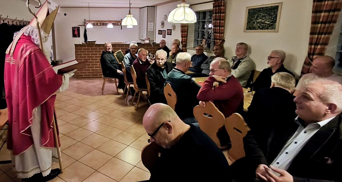 Weiden. Bei der Weihnachtsfeier des Stadtverbandes der Siedlergemeinschaften stand das Ehrenamt im Mittelpunkt. Vorsitzender Hans-Jürgen Meier und ein überraschender Nikolaus würdigten engagierte Helfer und das Jahr.