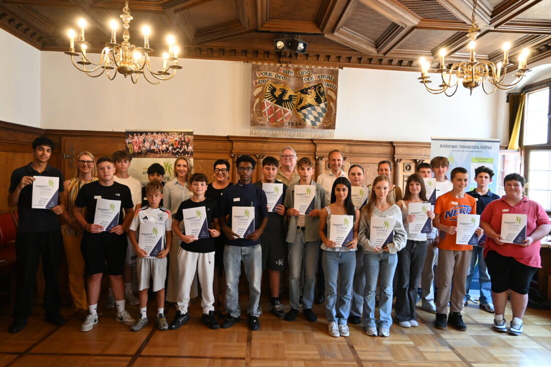 Amberg. Im Kleinen Rathaussaal ehrte die Stadt 20 „Amberger Youngsters“ für ihr ehrenamtliches Engagement. Bürgermeisterin Birgit Fruth überreichte die Zeugnisse. Im neuen Schuljahr wird das Projekt auf weitere Schulen ausgeweitet.