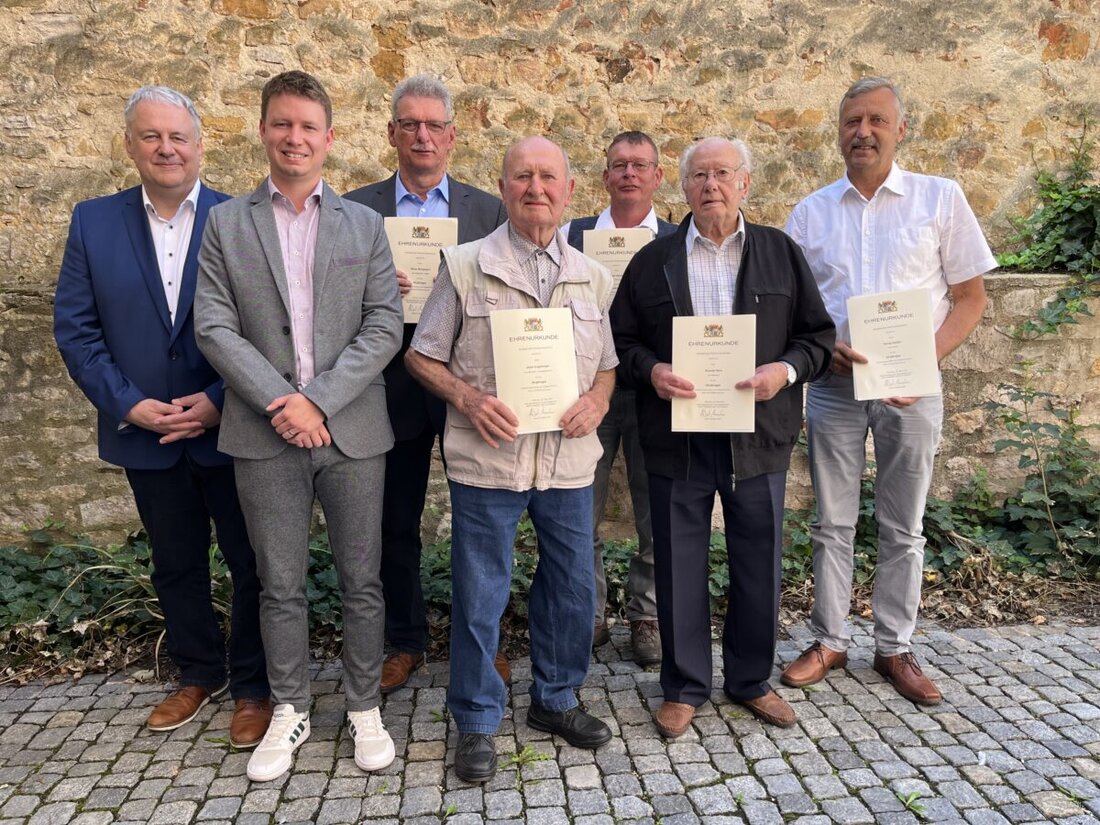 Amberg-Sulzbach. Feldgeschworene wurden für langjährige, ehrenamtliche Tätigkeit im Bereich der Grundstücksgrenzen geehrt, einige davon für bis zu 50 Jahre Einsatz. Landrat Reisinger dankte ihnen für die Beitrag zur Rechtssicherheit.