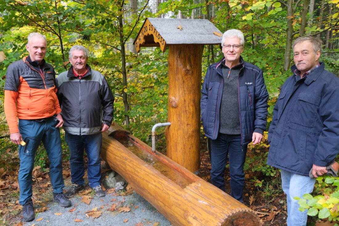 Floß. Der Oberpfälzer Waldverein eröffnete am Kalkhäusl dank der ehrenamtlichen Initiative von Werner Fritsch und Unterstützung durch Staatsforsten und Firmen einen neuen Wasserbrunnen.