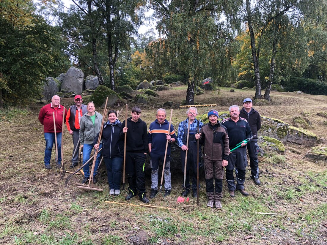 Leuchtenberg. OWV-Mitglieder räumen am Hellen Stein bei Steinach auf und machen das Naturdenkmal wieder sichtbar, ohne Laubbläser. Der Name könnte vom früheren Hollerstein und Lindenkult stammen.