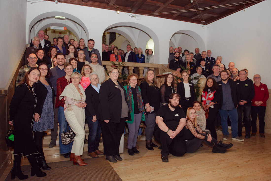 Amberg. Die Freiwilligenagentur Amberg ehrte mit einer Feier im Rathaus die Inhaber der Bayerischen Ehrenamtskarte und gedachte Dieter Schwarzer, dem verstorbenen Projektleiter.