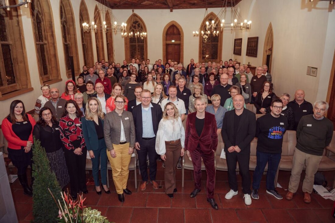 Amberg. Im Großen Rathaussaal würdigt die Freiwilligenagentur das freiwillige Engagement, Oberbürgermeister Michael Cerny dankt den Aktiven. 225 Partner unterstützen die Ehrenamtskarte; Fortsetzung 2026 denkbar.