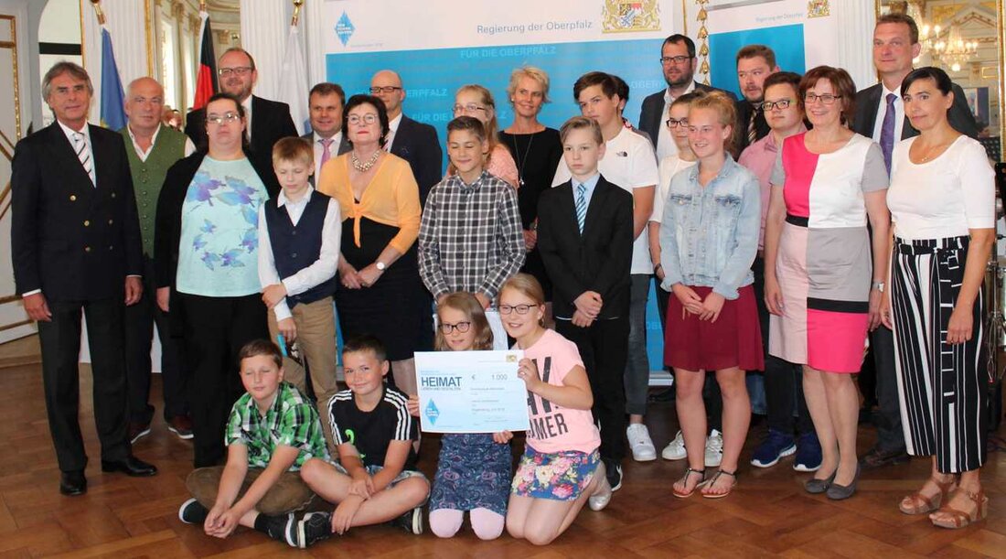 Neustadt/WN/Weiden/Tirschenreuth. “Wir feiern Bayern – Heimat leben und gestalten” – genau darum ging es in einem Wettbewerb ausgerufen von der Regierung der Oberpfalz. In kreativen Schulprojekten haben Schülerinnen und Schülern dargestellt, [&hellip;]