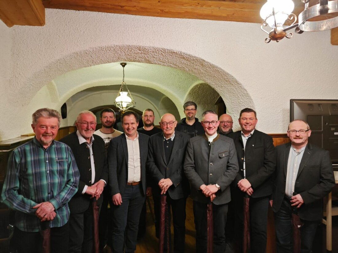 Pleystein. Beim Treffen des Männergesangvereins 1895 Pleystein wurden wichtige Persönlichkeiten als Ehrenschirmherren ernannt und zeigten sich erkenntlich mit einer Spende zur Unterstützung der Vereinsarbeit.