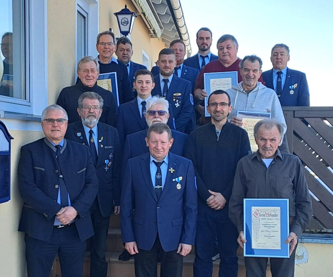 Weihern. Die Krieger- und Soldatenkameradschaft Weihern - Stein tagte im DJK-Sportheim: zehn Mitglieder wurden zu Ehrenmitgliedern ernannt, und die Neuwahlen bestätigten Peter Schottenhaml.