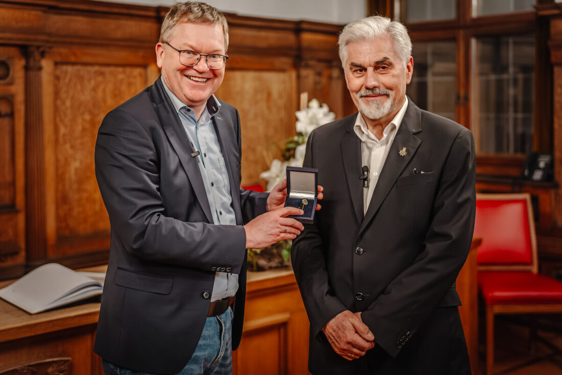 Amberg. Für sein jahrzehntelanges Engagement in der Park- und Werbegemeinschaft erhält Andreas Raab das Ehrenzeichen des Bayerischen Ministerpräsidenten für Verdienste im Ehrenamt. Die Verleihung fand im Rathaussaal statt.