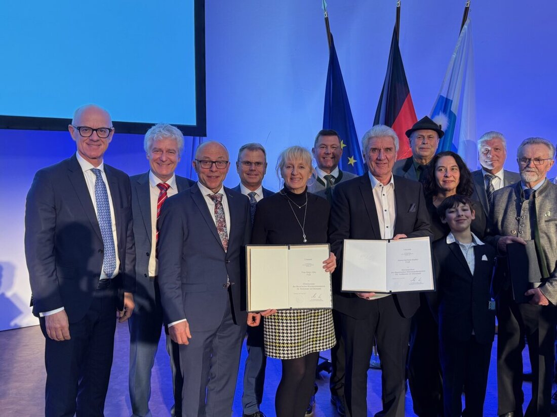 Nürnberg/Floss. Birgit Götz und Gerhard Stadler wurden für besondere Verdienste im Ehrenamt mit dem Ehrenzeichen geehrt. Staatsminister Joachim Herrmann überreichte es im Germanischen Nationalmuseum.