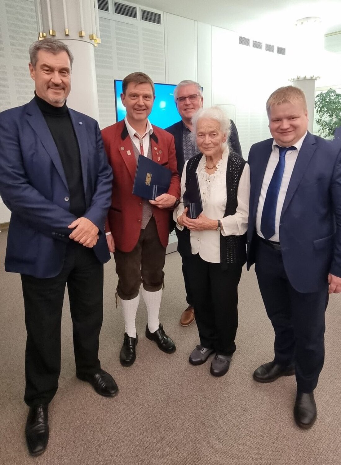 Burglengenfeld. Dr. Sigrid Ullwer-Paul und Volker Schmidt wurden für ihr besonderes Engagement mit dem Ehrenzeichen des Bayerischen Ministerpräsidenten ausgezeichnet. Die Verleihung fand im Atrium des Bayerischen Finanzministeriums in Nürnberg statt.