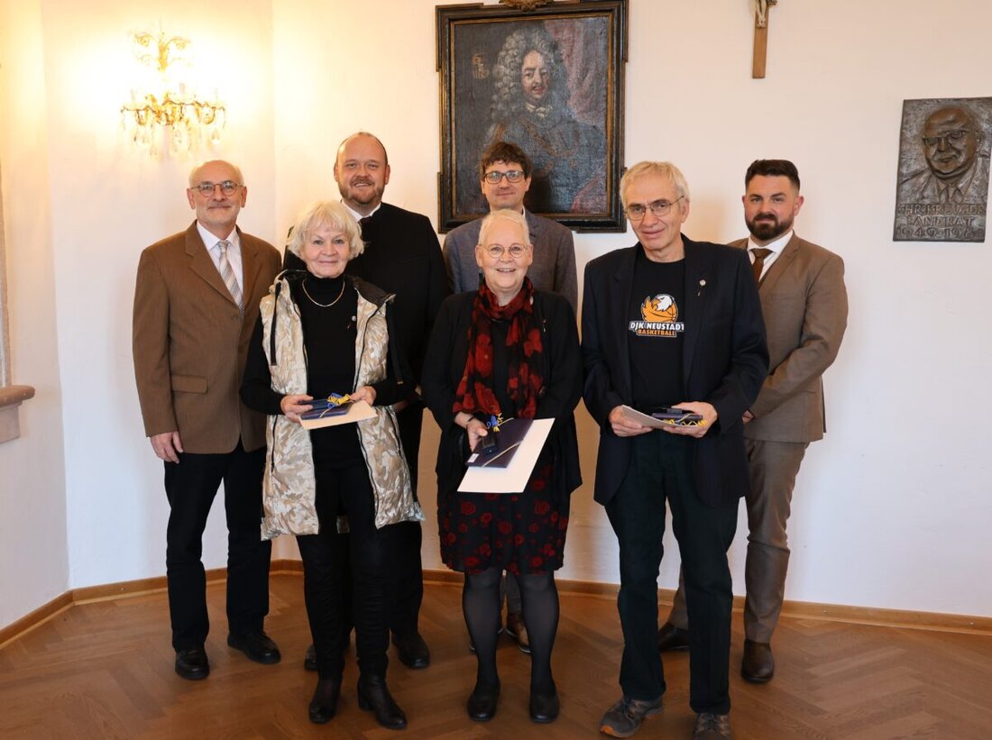 Neustadt/WN. Vier Persönlichkeiten erhielten vergangene Woche für ihr ehrenamtliches Engagement das Ehrenzeichen des Bayerischen Ministerpräsidenten. Die Ehrung fand in der Schlosskapelle des Landratsamtes statt, wobei der Landrat die Bedeutung des Ehrenamts hervorhob.