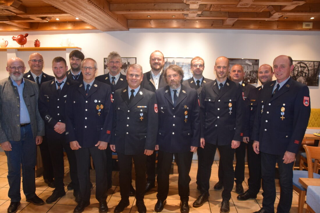 Windischeschenbach. Mitglieder der ortsansässigen Feuerwehren wurden für langjährigen Einsatz im Brandschutz mit dem Bayerischen Feuerwehr-Ehrenzeichen geehrt. Bürgermeister Karlheinz Budnik hebt die unverzichtbare Rolle der Feuerwehr für die Gemeinschaft hervor.