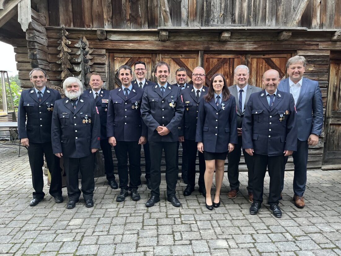 Kastl. Sieben Mitglieder der Feuerwehr aus Kastl erhielten Ehrenzeichen in Gold und Silber für 40 und 25 Jahre Dienst. Landrat und Kreisbrandrat lobten ihr langjähriges Engagement.