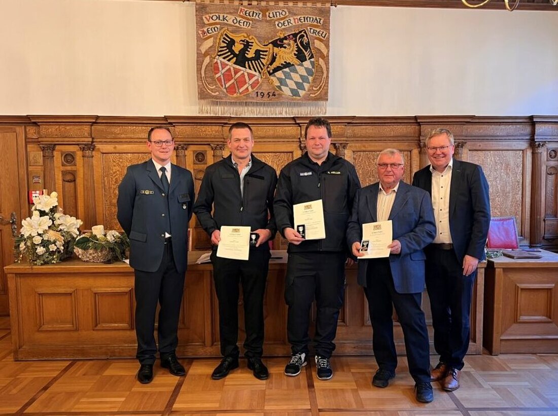 Amberg. Im Kleinen Rathaussaal ehrte die Stadt mehrere THW-Mitglieder für langjährigen, selbstlosen Einsatz. Der ehemalige OB Michael Cerny überreichte Ehrenzeichen. Christoph Hollweck dankte für 25 und 50 Jahre Engagement.