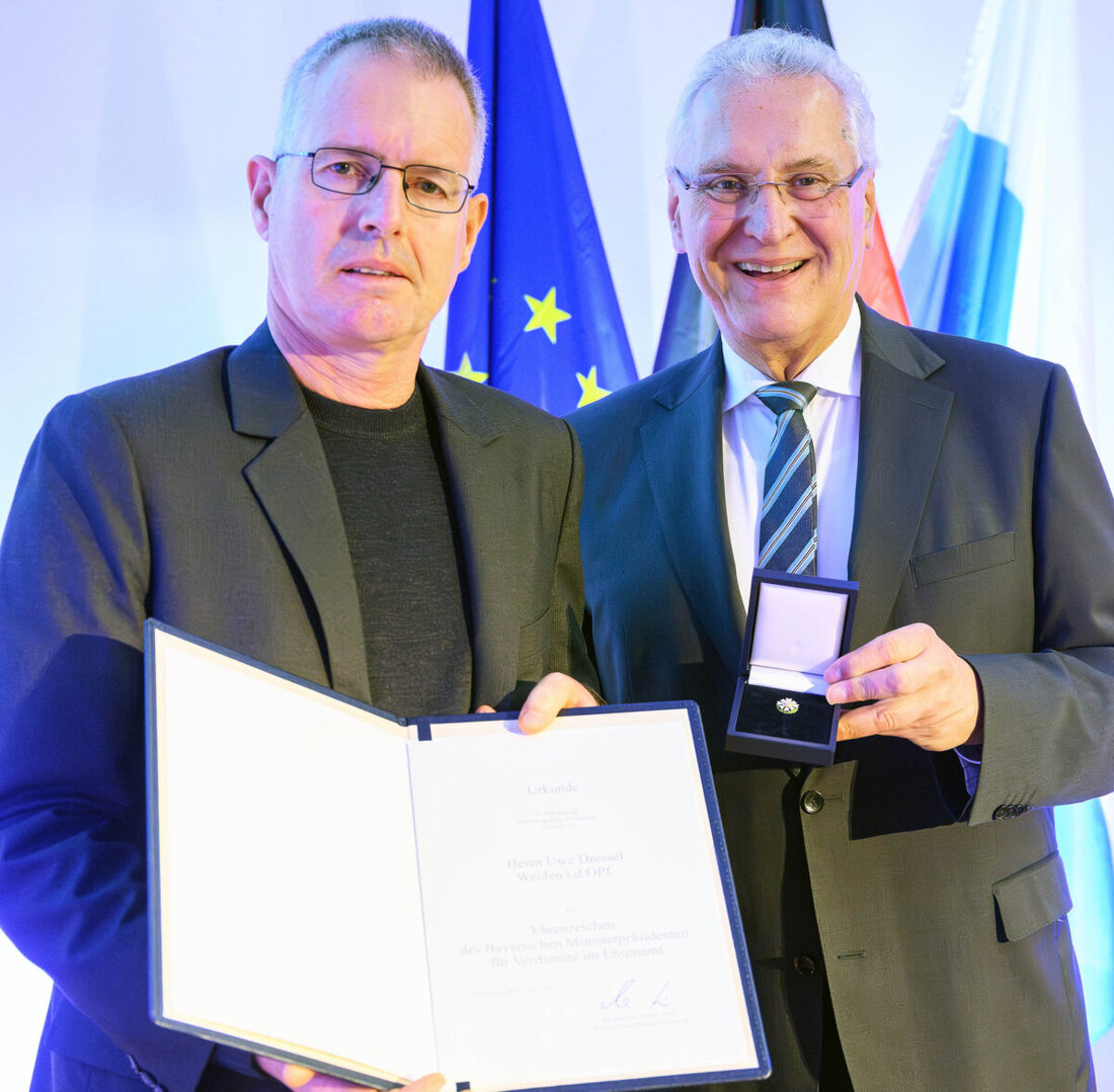 Nürnberg/Neunkirchen. Uwe Dressel, Chef der Tennis-Gemeinschaft Neunkirchen, erhält das Ehrenzeichen des Bayerischen Ministerpräsidenten für langjährige ehrenamtliche Verdienste. Überreicht wurde es in Nürnberg von Joachim Herrmann.