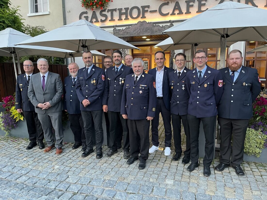 Königstein. Drei Feuerwehrmänner aus Edelsfeld und Steinling wurden für insgesamt 115 Jahre Dienst geehrt. Landrat Richard Reisinger überreichte staatliche Ehrenzeichen in Gold und Silber.
