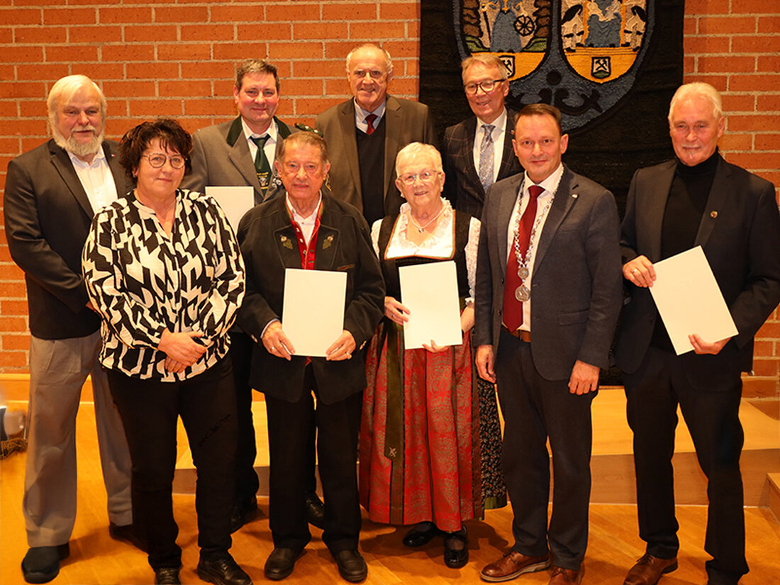 Weiden. Im Neuen Rathaus hat die Stadt vier Engagierte mit dem Ehrenzeichen des bayerischen Ministerpräsidenten geehrt: Hannelore Leitmeier, Reinhard Albrecht, Franz Bäumler und Wilhelm Moser.