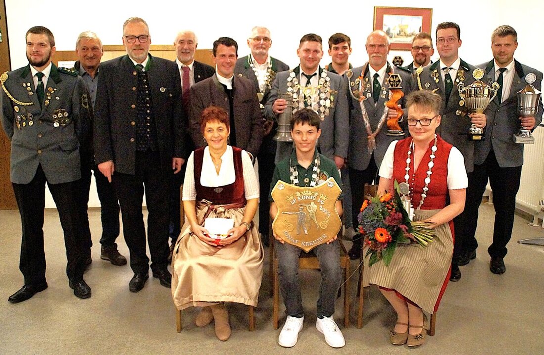 Neunkirchen. Bei der Königsfeier der Schützengesellschaft Freiheit Neunkirchen wurden die Könige geehrt und über das Vereinsgeschehen berichtet, einschließlich Aufstiege und Meisterschaftserfolge. Johann Frischholz ragte bei den Meisterschaften heraus und gewann mehrere Pokale.