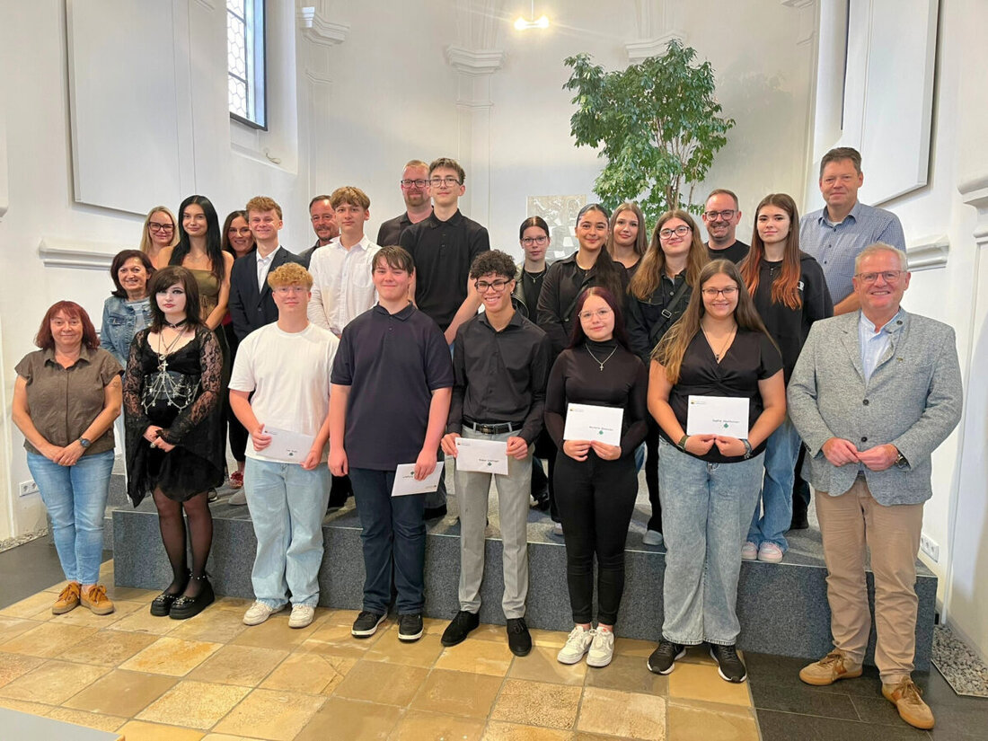 Schwandorf. Oberbürgermeister Andreas Feller ehrte die besten Absolventen der Mittelschulen Kreuzberg und Dachelhofen für ihre Noten zwischen 1,1 und 1,9. Als Anerkennung gab es Schwandorf-Zehner und ein gemeinsames Mittagessen.
