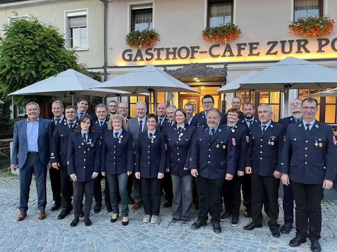 Königstein/Auerbach. Landrat Richard Reisinger ehrte 20 Feuerwehrleute aus Auerbach für insgesamt 680 Jahre ehrenamtlichen Dienst. Die Auszeichnungen in Gold und Silber wurden für 40- und 25-jährige Jubiläen verliehen.