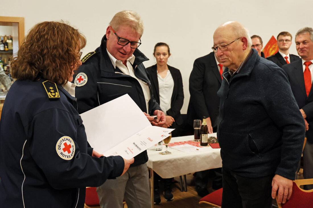 Weiden. Beim Jahresabschluss der BRK-Bereitschaft wurde Manfred König für 70 Jahre ehrenamtliche Mitgliedschaft geehrt. Petra Luber und Dieter Hauenstein überreichten Ehrenzeichen und Urkunde.