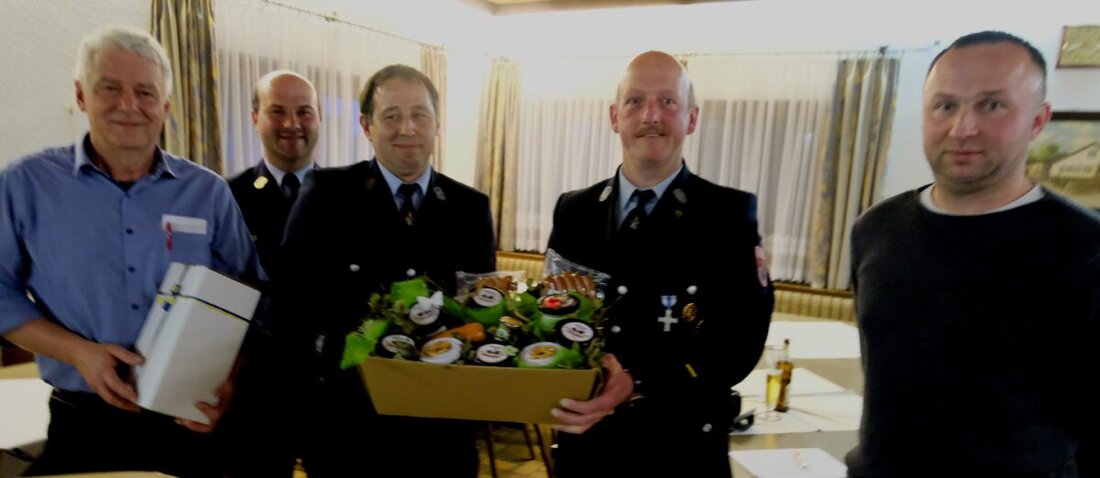 Floß. In einer außerordentlichen Versammlung ehrte die Feuerwehr Bergnetsreuth den früheren Kommandanten Bernhard Einweg. Nach zwei Jahren als Stellvertreter führte er die Wehr 18 Jahre; 20 Jahre Engagement wurden gewürdigt.