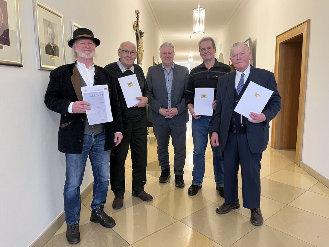 Amberg. Ehrenamtliche Naturschützer und Biberberater wurden für langjähriges Engagement mit Dienstauszeichnungen geehrt.