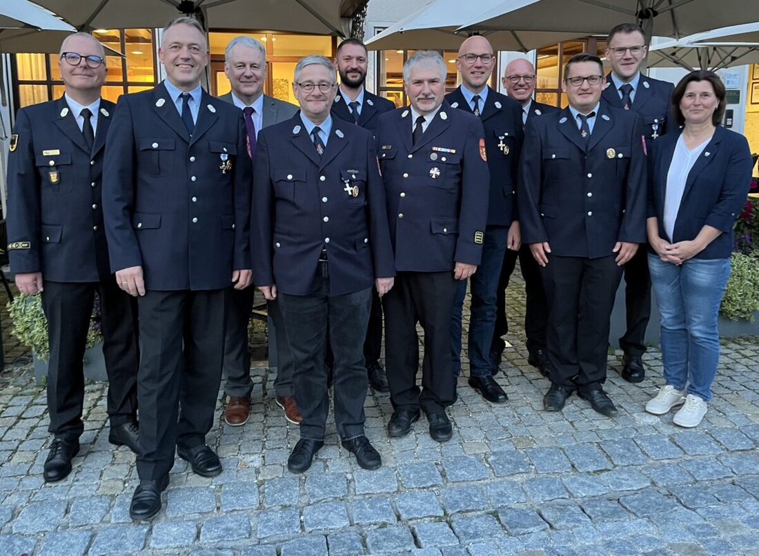 Königstein. Die Feuerwehr Königstein feiert fünf Mitglieder für langjährigen Dienst, ausgezeichnet mit drei Gold- und zwei Silbermedaillen. Landrat Richard Reisinger und andere Würdenträger überreichten die Ehrenzeichen.