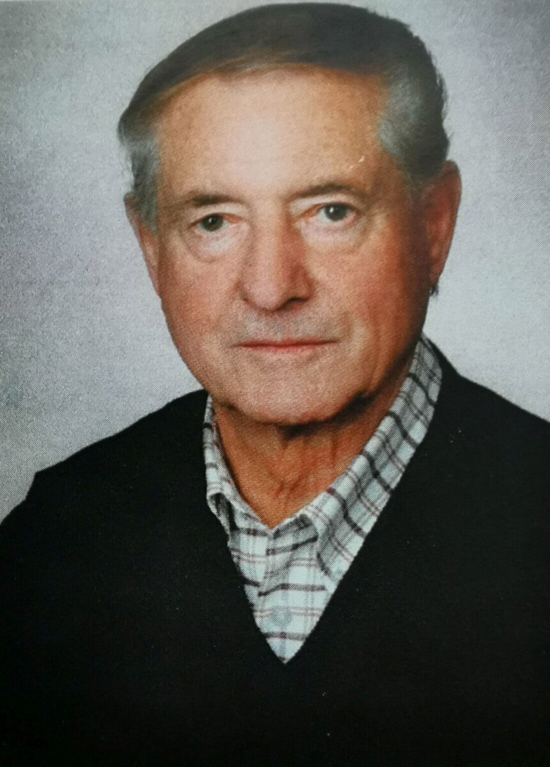 Eslarn. Der ehemalige Leiter der Grenzpolizeiinspektion Waidhaus, Franz Dimper, verstarb am 20. Dezember im Alter von 89 Jahren in Weiden. Er war neun Jahre lang für fünf Grenzpolizeistationen verantwortlich und auch im Sport- und Naturverein aktiv.