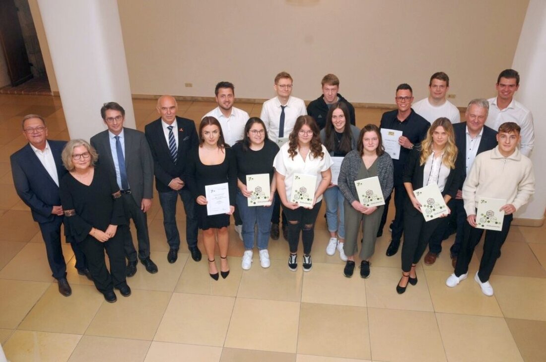 Amberg-Sulzbach. Landrat Richard Reisinger ehrte die besten Absolventen des Berufsschuljahrgangs 2023/24 mit Preisen und Urkunden. Insgesamt wurden 13 Schüler für ihre hervorragenden Leistungen ausgezeichnet.