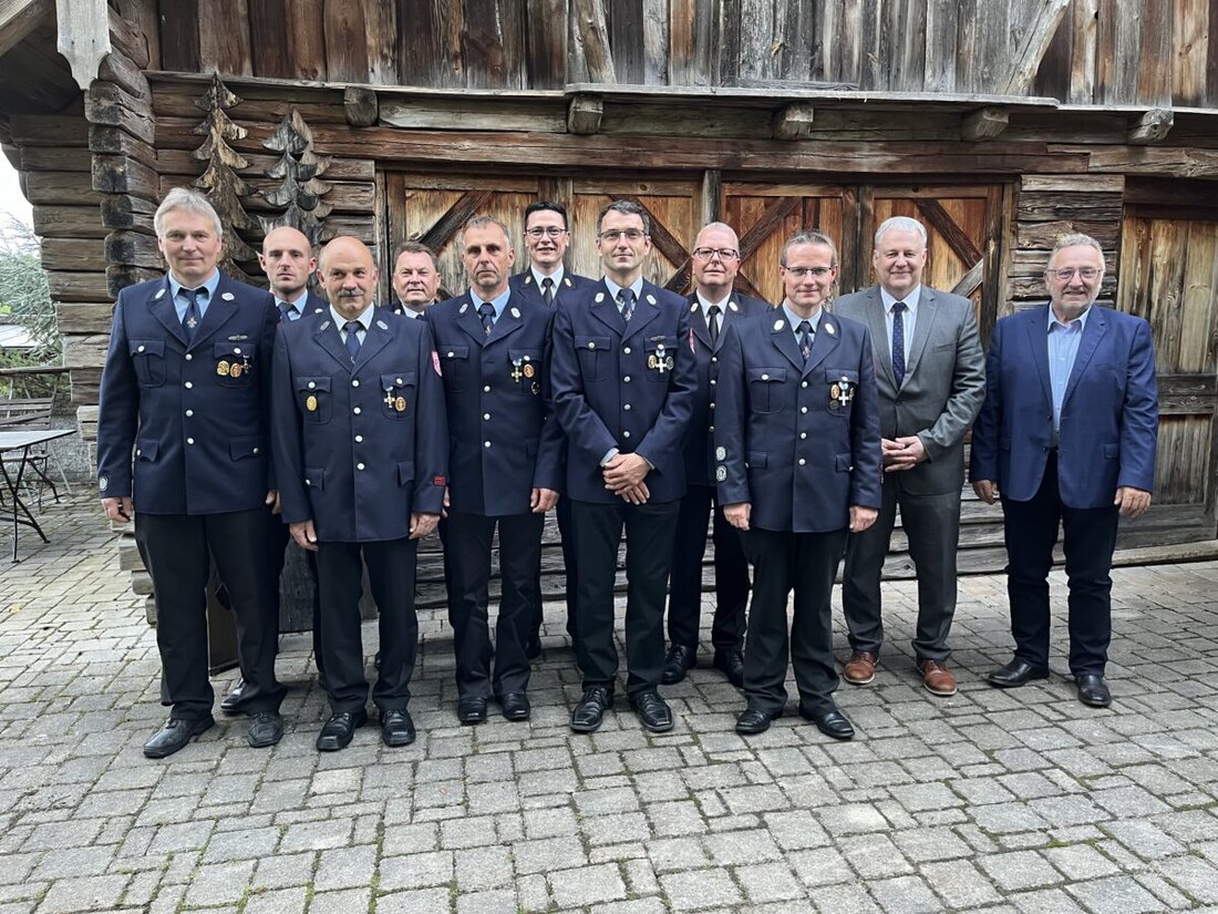Hohenburg/Ursensollen. Großer Bahnhof für langjährige Feuerwehrmänner aus der Gemeinde Hohenburg. In Erlheim (Gemeinde Ursensollen) wurden die staatlichen Ehrenzeichen in Gold und Silber an verdiente Feuerwehrmänner ausgehändigt.