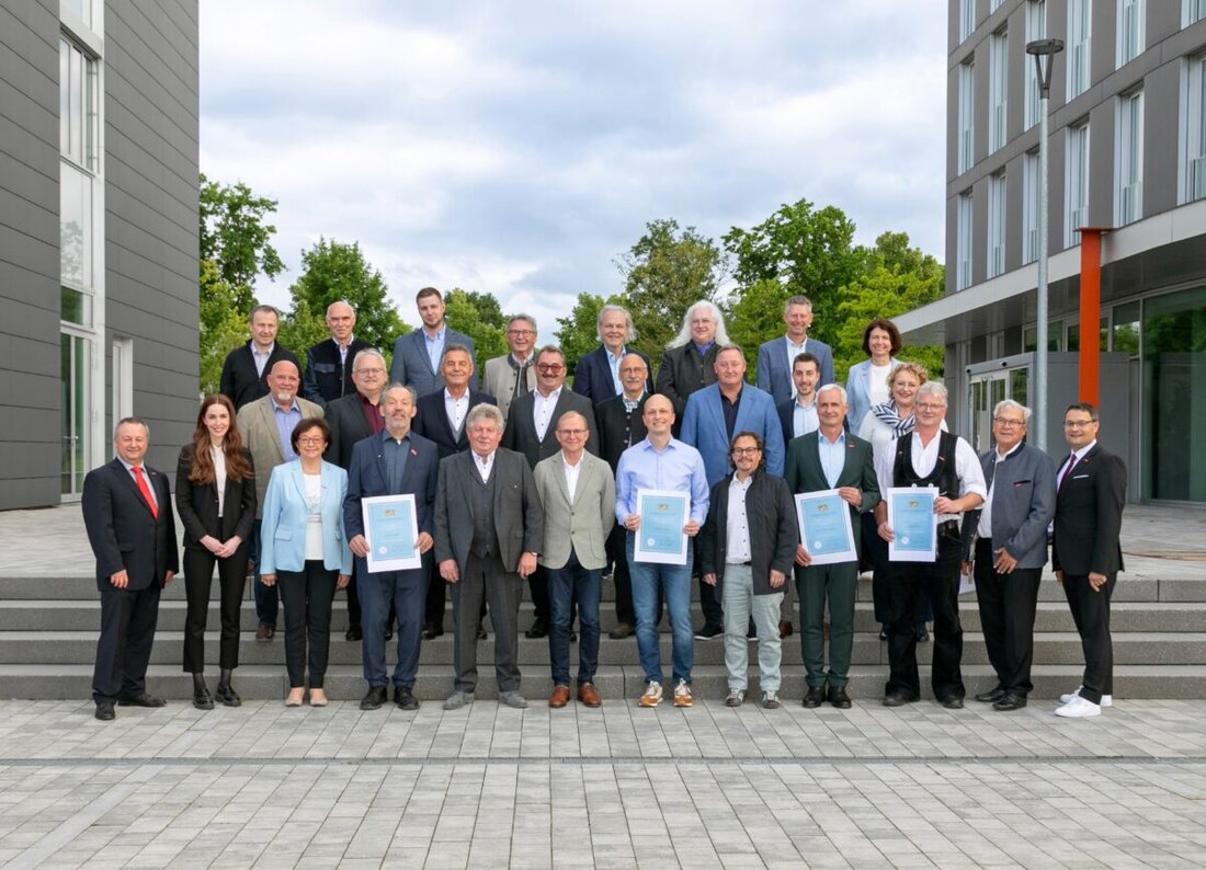 Regensburg. 16 Ausbilder aus Niederbayern und der Oberpfalz wurden für ihren Einsatz in der Handwerksausbildung geehrt, um die hohe Qualität in Bayern zu fördern. Die Ehrung fand in der Handwerkskammer Regensburg statt, betont wurde die Bedeutung des dualen Ausbildungssystems.